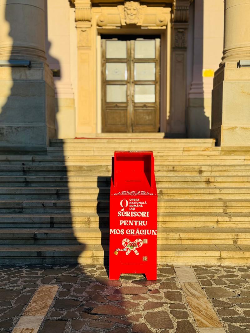 Moș Crăciun așteaptă scrisorile copiilor la Opera Iași