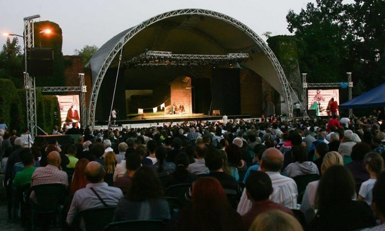 „Vrei să ne-ntâlnim sâmbătă seara?” Spectacol pentru seniorii Timişoarei, în Parcul Rozelor